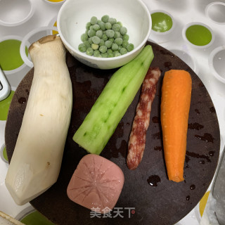 鸡腿菇炒丁的做法步骤：1