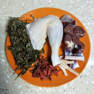 鸡腿艾茎汤的做法步骤：2