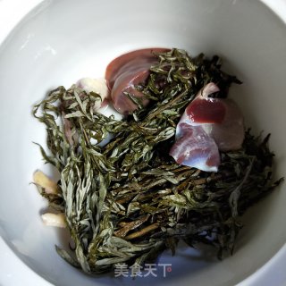 鸡腿艾茎汤的做法步骤：3