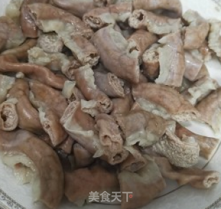 沙姜炒粉肠的做法步骤：2