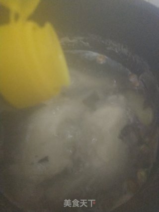 酱油炒鸡块的做法步骤：2