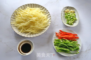 青椒土豆丝的做法步骤：1