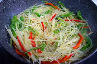 青椒土豆丝的做法步骤：2