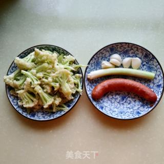 散菜花炒火腿肠的做法步骤：1