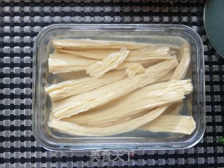 青红椒凉拌腐竹的做法步骤：1