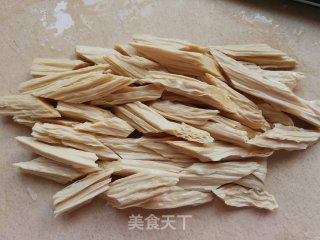 青红椒凉拌腐竹的做法步骤：2