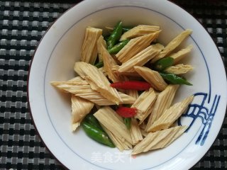 青红椒凉拌腐竹的做法步骤：6