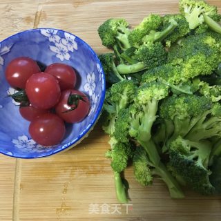 凉拌西兰花的做法步骤：1