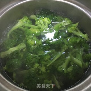 凉拌西兰花的做法步骤：2