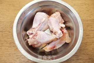 蜜汁黑椒鸡翅根的做法步骤：1