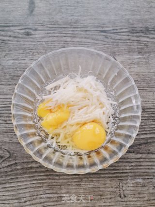 土豆鸡蛋饼的做法步骤：2