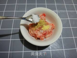 鲜肉煮凉粉的做法步骤：1