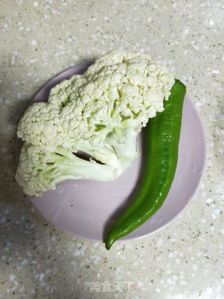 鸡块炒花菜的做法步骤：1