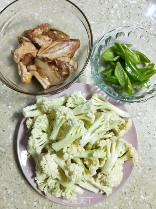 鸡块炒花菜的做法步骤：3