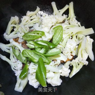 鸡块炒花菜的做法步骤：7