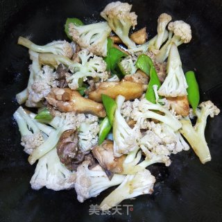 鸡块炒花菜的做法步骤：8
