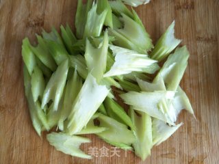 苦瓜拌西芹的做法步骤：2