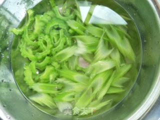 苦瓜拌西芹的做法步骤：4