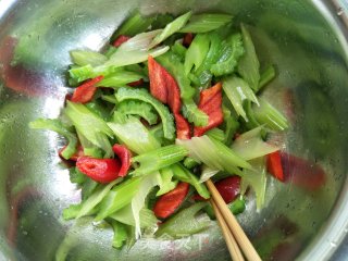 苦瓜拌西芹的做法步骤：5