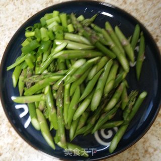 五花肉炒芦笋的做法步骤：1