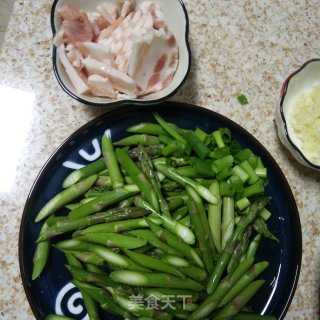 五花肉炒芦笋的做法步骤：2