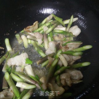 五花肉炒芦笋的做法步骤：4