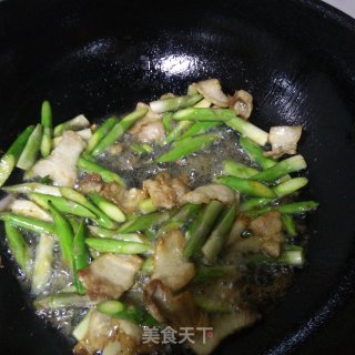 五花肉炒芦笋的做法步骤：5