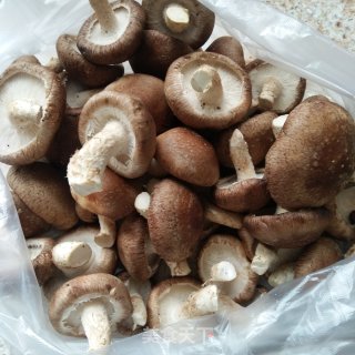 香菇白菜猪肉蒸饺的做法步骤：1