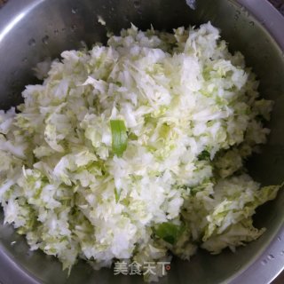 香菇白菜猪肉蒸饺的做法步骤：2