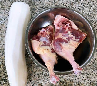#肉类#鸭腿炖白萝卜的做法步骤：1