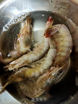 青椒豌豆炒虾段的做法步骤：1