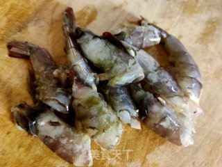青椒豌豆炒虾段的做法步骤：2
