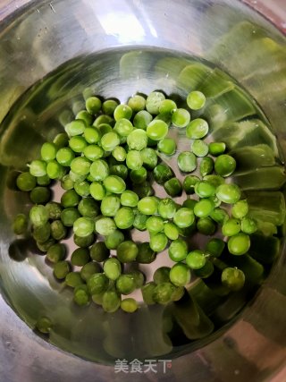 青椒豌豆炒虾段的做法步骤：4