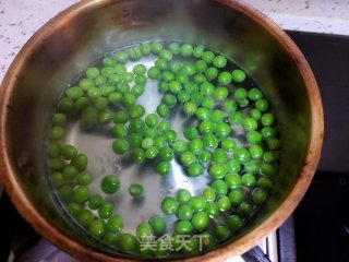 青椒豌豆炒虾段的做法步骤：5