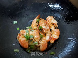 青椒豌豆炒虾段的做法步骤：9