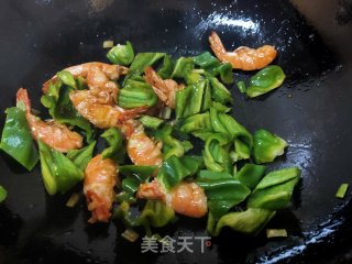 青椒豌豆炒虾段的做法步骤：10