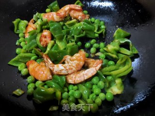 青椒豌豆炒虾段的做法步骤：11