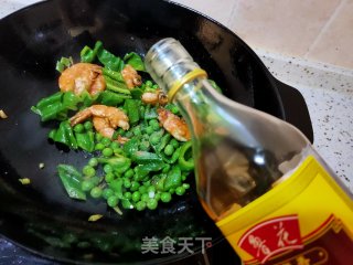 青椒豌豆炒虾段的做法步骤：12