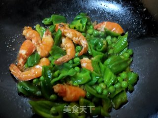 青椒豌豆炒虾段的做法步骤：13