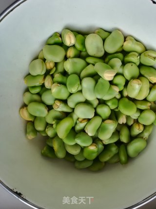 蚕豆腊肠菜饭的做法步骤：1