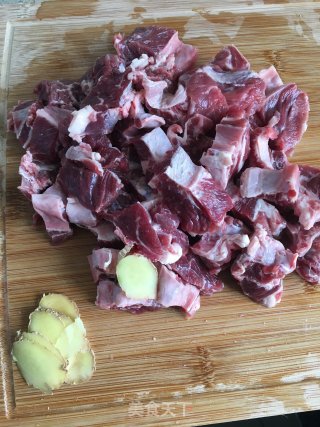 胡萝卜烧牛腩的做法步骤：1