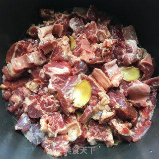 胡萝卜烧牛腩的做法步骤：2