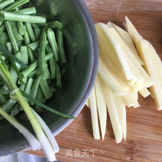 四季豆烧土豆的做法步骤：1