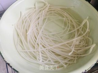 鲫鱼汤煮米粉的做法步骤：1
