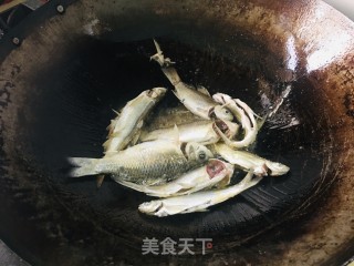 鲫鱼汤煮米粉的做法步骤：3