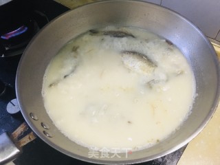 鲫鱼汤煮米粉的做法步骤：4