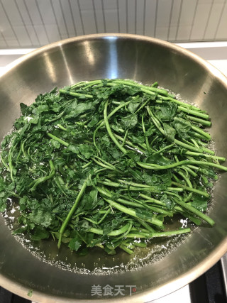 鱼汤西洋菜饺的做法步骤：1