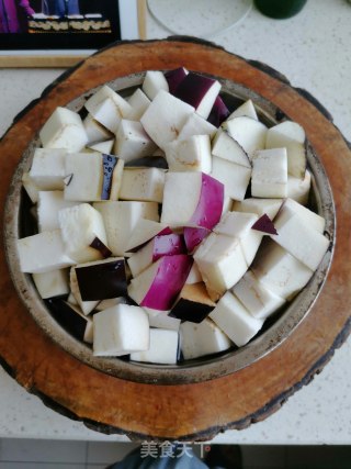 鱼香茄子的做法步骤：1