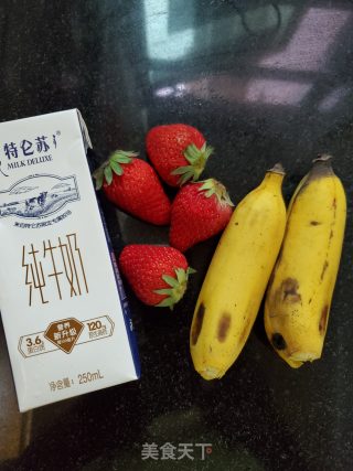 草莓香蕉奶昔的做法步骤：1