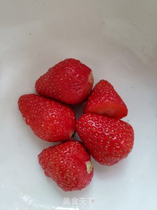 草莓香蕉奶昔的做法步骤：2